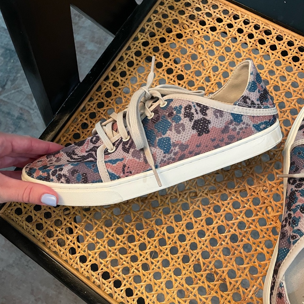 Women’s 9 size Olukai sneakers. Good condition! Only worn a handful of times.